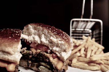 Taze sebzeli ev yapımı hamburger.