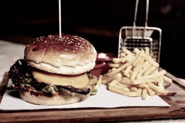 Taze sebzeli ev yapımı hamburger.