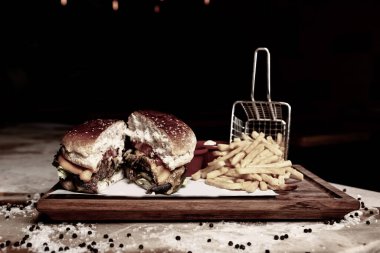 Taze sebzeli ev yapımı hamburger.