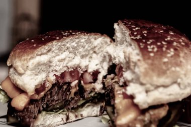 Taze sebzeli ev yapımı hamburger.