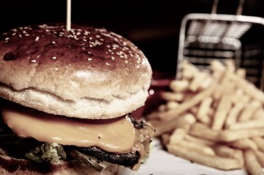 Taze sebzeli ev yapımı hamburger.