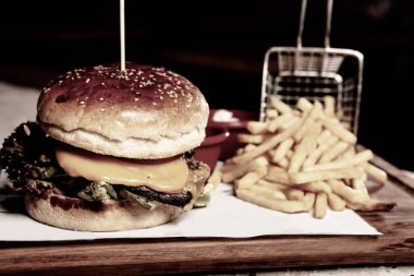 Taze sebzeli ev yapımı hamburger.