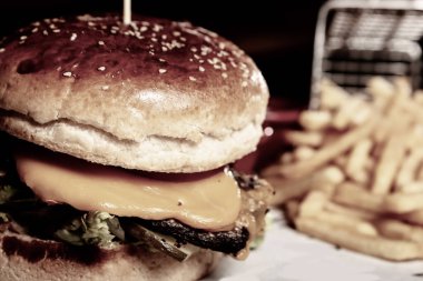 Taze sebzeli ev yapımı hamburger.