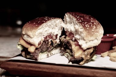 Taze sebzeli ev yapımı hamburger.