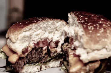 Taze sebzeli ev yapımı hamburger.