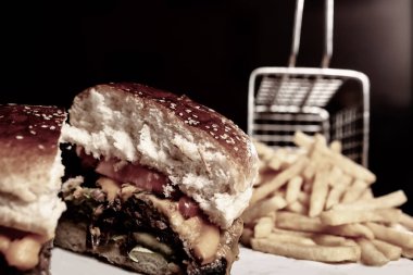 Taze sebzeli ev yapımı hamburger.