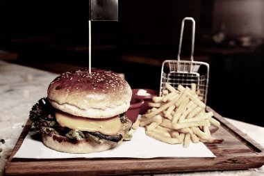 Taze sebzeli ev yapımı hamburger.