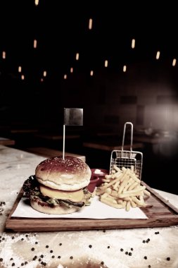 Taze sebzeli ev yapımı hamburger.