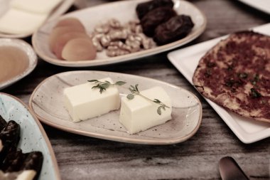  Geleneksel Türk ve Yunan yemek meze masası