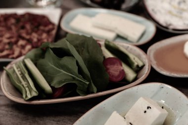  Geleneksel Türk ve Yunan yemek meze masası