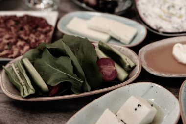  Geleneksel Türk ve Yunan yemek meze masası