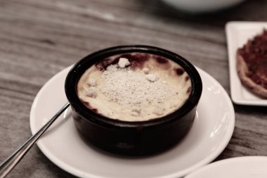 Geleneksel Türk sütlü pudingi.