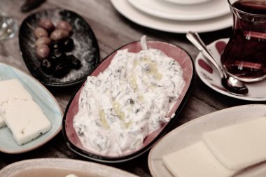  Geleneksel Türk ve Yunan yemek meze masası