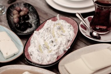  Geleneksel Türk ve Yunan yemek meze masası