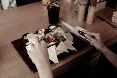 Genç bir kadın lezzetli, taze Hint yemekleri yer.