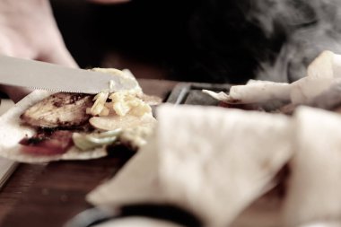 Genç bir kadın lezzetli, taze Hint yemekleri yer.