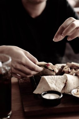 Genç bir kadın lezzetli, taze Hint yemekleri yer.