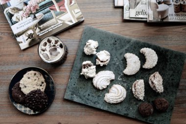 Lezzetli kurabiyeli bir bardak filtre kahve.