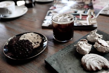 Lezzetli kurabiyeli bir bardak filtre kahve.