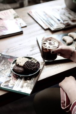 Lezzetli kurabiyeli bir bardak filtre kahve.