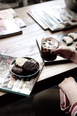 Lezzetli kurabiyeli bir bardak filtre kahve.