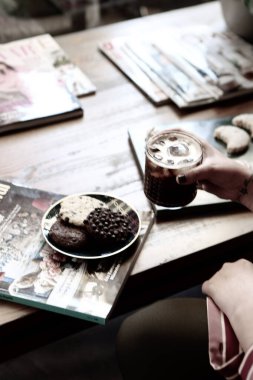 Lezzetli kurabiyeli bir bardak filtre kahve.