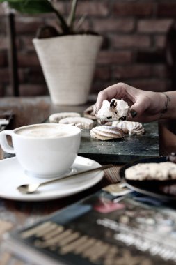 Lezzetli kurabiyeli bir bardak filtre kahve.
