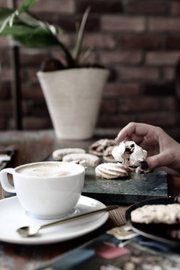 Lezzetli kurabiyeli bir bardak filtre kahve.