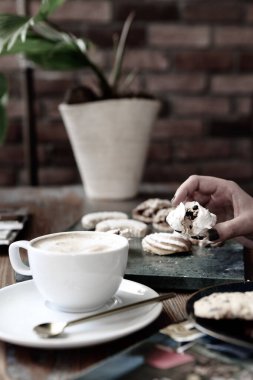 Lezzetli kurabiyeli bir bardak filtre kahve.