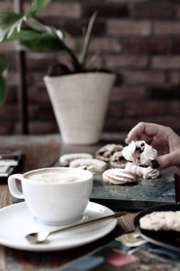 Lezzetli kurabiyeli bir bardak filtre kahve.
