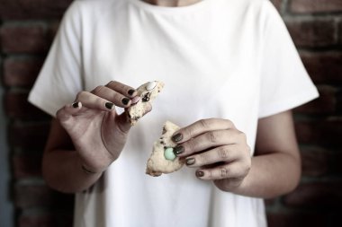 Koyu çikolata parçaları ile tanımlama