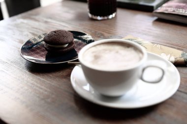 Lezzetli kurabiyeli bir bardak filtre kahve.