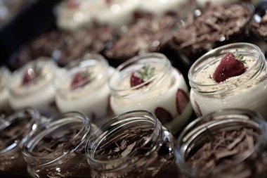 Kavanozda çok lezzetli tatlı, kavanozda tatlı ve kek.