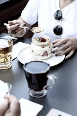 Kavanozda çok lezzetli tatlı, kavanozda tatlı ve kek.