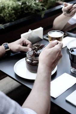 Kavanozda çok lezzetli tatlı, kavanozda tatlı ve kek.