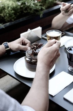 Kavanozda çok lezzetli tatlı, kavanozda tatlı ve kek.