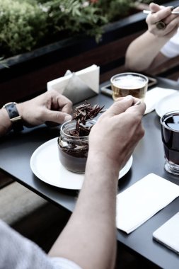 Kavanozda çok lezzetli tatlı, kavanozda tatlı ve kek.