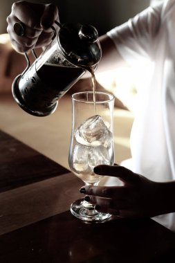 Kahve odasında kahve hazırlayan barista.