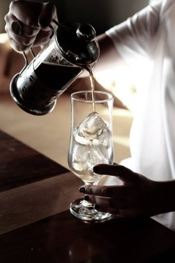 Kahve odasında kahve hazırlayan barista.