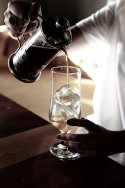 Kahve odasında kahve hazırlayan barista.