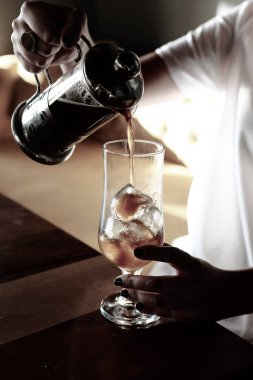 Kahve odasında kahve hazırlayan barista.