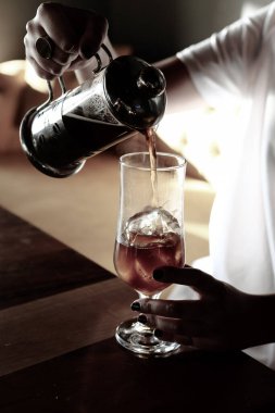 Kahve odasında kahve hazırlayan barista.