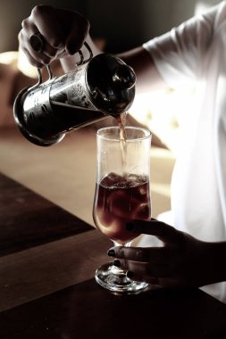 Kahve odasında kahve hazırlayan barista.