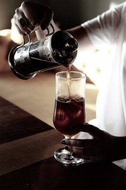 Kahve odasında kahve hazırlayan barista.