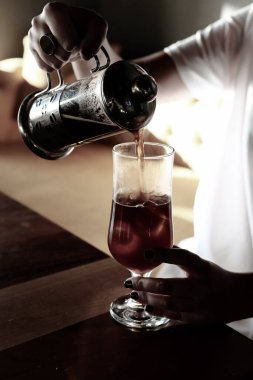 Kahve odasında kahve hazırlayan barista.