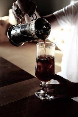 Kahve odasında kahve hazırlayan barista.