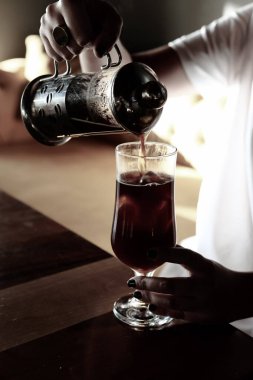 Kahve odasında kahve hazırlayan barista.