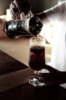 Kahve odasında kahve hazırlayan barista.