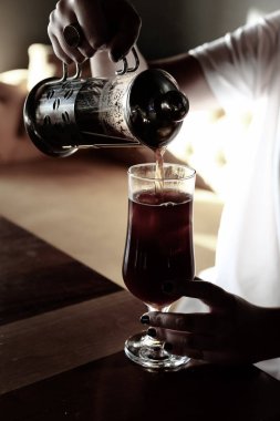 Kahve odasında kahve hazırlayan barista.