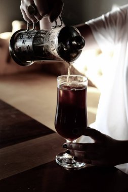 Kahve odasında kahve hazırlayan barista.